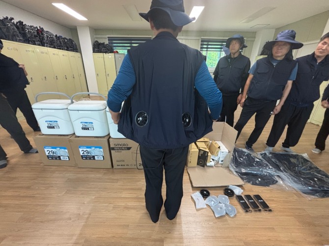 강화군은 야외에서 대부분을 근무하는 산림·공원 관련 근로자들의 온열질환 예방을 위해 폭염 대응 대책을 마련해 본격적으로 시행하고 있다.  사진=강화군