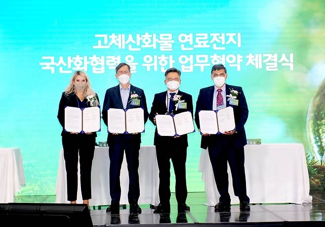 11일 업계에 따르면 SK에코플랜트는 전날 블룸에너지 지분 중 보통주 1000만주를 블록딜 방식으로 주당 27.6달러에 매각했다. 매각 금액은 약 2억7600만달러(3800억원)로 추정된다. 사진은 SK에코플랜트, 한국수력원자력, 블룸에너지, 블룸SK퓨얼셀 관계자들이 2021년 10월 ‘고체산화물 연료전지 국산화 촉진 협력’ 업무협약(MOU)을 체결하고 기념촬영을 하는 모습. 사진=SK에코플랜트