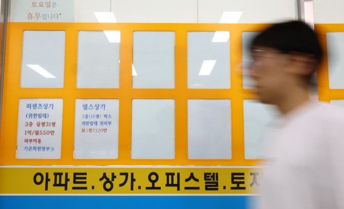 지난 7일 서울 시내 한 부동산 중개업소의 매물 광고대가 비어있는 모습. 부동산 전문업체 리얼투데이에 따르면 정부의 대출 규제가 시행된 지난달 27일부터 이달 3일까지 서울 아파트 거래량은 총 577건으로 규제 직전 일주일간(6월 20~26일) 거래량이 1629건이던 것에 비해 64.6%(1052건) 감소한 것으로 나타났다. 사진=뉴시스