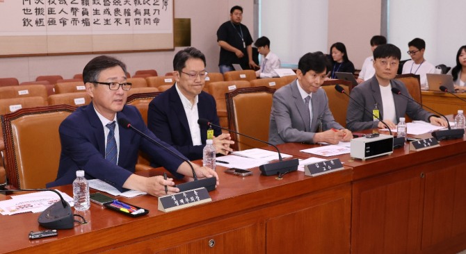 (왼쪽부터) 정우용 한국상장회사협의회 정책부회장, 김우찬 고려대 교수, 최준선 성균관대 법학전문대학원 명예교수, 윤태준 주주행동플랫폼 액트 소장이 11일 국회 법제사법위원회 법안심사제1소위원회에서 열린 상법 추가 개정을 위한 공청회에 참석하고 있다. 사진=연합뉴스