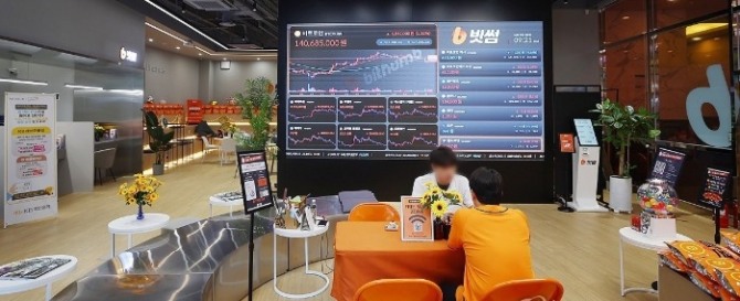 6월23일 서울 서초구 빗썸라운지 강남본점 스크린에 암호화폐 시세가 표시돼 있다.     사진=연합뉴스