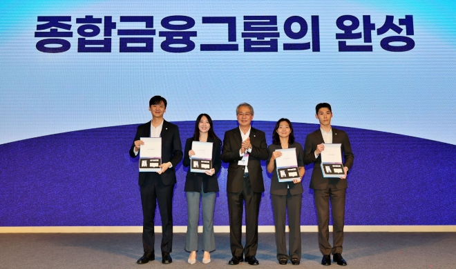 임종룡(가운데) 우리금융그룹 회장이 지난 11일 '우리 원데이(WON Day)' 행사에서 동양·ABL생명 직원 대표 4명과 기념 촬영을 하고 있다. 사진=우리금융 