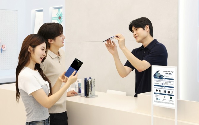 삼성 강남 직원이 '갤럭시 Z 폴드7'과 '갤럭시 Z 플립7'의 'New 갤럭시 AI 구독클럽' 가입 혜택을 안내하고 있다. 사진=삼성전자