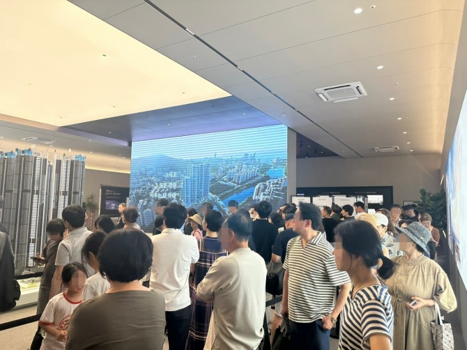 11일 고객들이 부산광역시 해운대구 우동에서 문을 연 오프한 르엘 리버파크 센텀 갤러리 내부를 살펴보고 있다. 이 갤러리에는 13일까지 3일간 3만3000여명이 다녀갔다. 사진=롯데건설