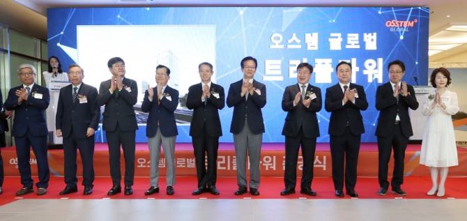 지난 11일 윤원석 인천경제청장 등이 오스템글로벌(주) 송도 사옥 준공식에 참석해 축하를 하고 있다. 사진=인천경제청