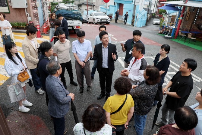 지난 8일 김정헌 중구청장(가운데)이 ‘행복마을 가꿈사업’ 현장을 방문하고 있다. 사진=중구
