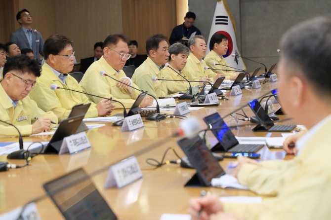 정장선 평택시장이 폭염 대비 추진 대책 긴급 점검 회의를 주재하고 있다. 사진=평택시