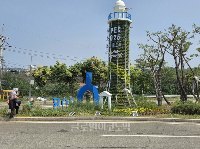 포항경주공항 앞에 조성된 '등대’꽃탑. 사진=포항시