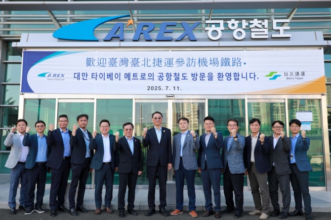 지난 11일 타이베이 메트로 임직원들이 공항철도 검암사옥 방문해 기념사진을 촬영하고 있다. 왼쪽에서 7번째가 타이베이 메트로 황칭신 사장.사진=공항철도