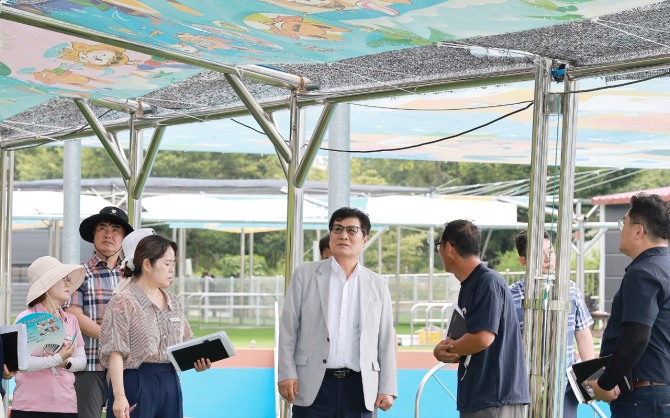 지난 14일 함평엑스포공원 물놀이장에서 이상익 함평군수(가운데) 가 현장 점검을 하고 있다.  사진=전남 함평군