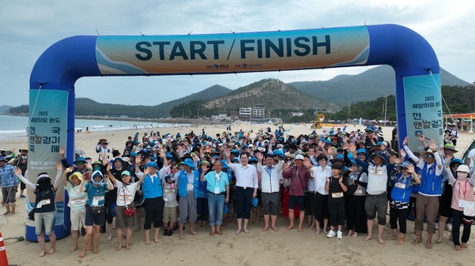지난 12일 신지 명사십리에서 열린 ‘2025년 해양치유 완도 전국 맨발 걷기 축제’.  사진=전남 완도군