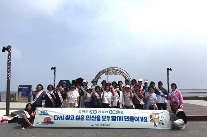 지난 14일 안산시 소비자단체 회원, 물가모니터 요원, 상인 등이 대부도 구봉도 일원에서 바가지요금 근절 및 물가안정 캠페인을 진행하고 있다. 사진=안산시
