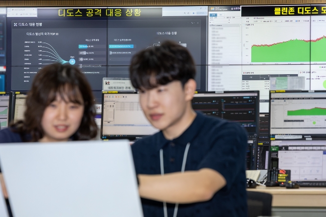 경기도 과천시 KT 네트워크 관제센터에서 KT 직원들이 정보보안 현황을 모니터링하고 있다. 사진=KT