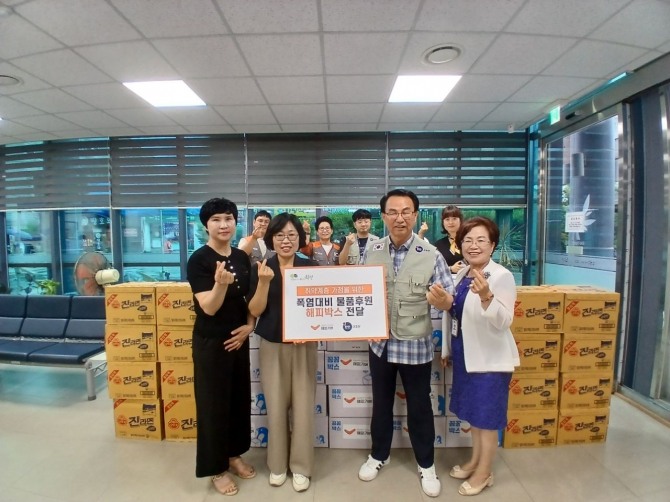 지난 14일 사단법인 한인구조단 부평지사가터 ‘폭염대비 해피박스’ 75상자를 인천 부평구 부평2동에 기탁하고 있다.  사진=부평구
