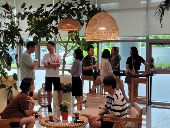 14일 인천국제공항공사 청사에서 시행된 ‘시원한 반바지 데이’ 캠페인에 공사 직원들이 ‘반바지 착용 인증 이벤트’로 받은 무료 음료를 마시며 휴식하고 있다. 사진=인천공항공사