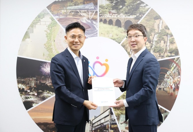 지난 11일 이계삼 안양시 부시장(왼쪽)과 김기범 경기도 철도항만물류국장이 안양시청에서 서울 서부선·위례과천선 안양권 연장 추진을 위한 면담을 가지고 있다. 사진=안양시