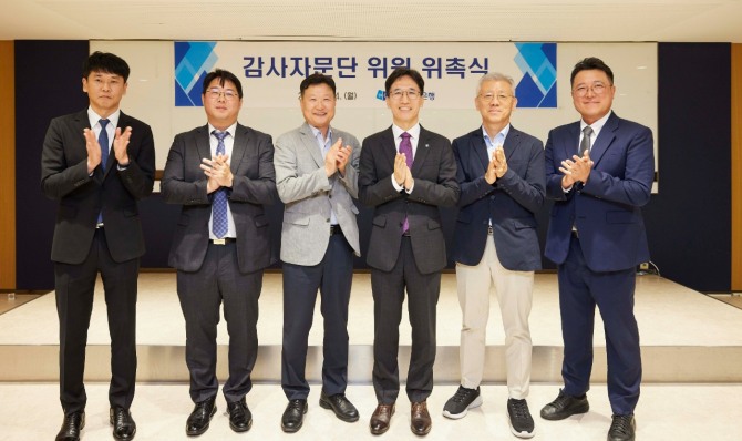 사진은 지난 14일 서울 중구 기업은행 본점에서 열린 감사자문단 위원 위촉식에서 (왼쪽부터) 이상목 법무법인 와이케이 변호사, 김정현 법무법인 세종 수석전문위원, 이종운 서강대학교 초빙교수, 전병목 IBK기업은행 감사, 최준묵 한국CIA위원회 위원장, 정성욱 김&장 법률사무소 변호사가 기념촬영을 하고 있는 모습 사진=IBK기업은행