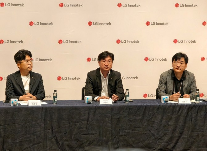 (왼쪽부터)김홍필 Connectivity사업담당(상무)와 김형근 전장마케팅담당, 남형기 Connectivity개발실장이 15일 강서구 LG사이언스파크에 위치한 LG이노텍 마곡 본사에서 개최된 '차세대 디지털키 솔루션 기술 설명회'에서 질의응답을 하고 있다. 사진=장용석  기자