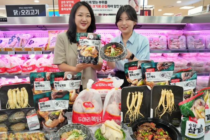 롯데마트는 초복(20일)을 앞두고 삼계탕용 냉동 닭을 1590원에 판매한다고 16일 밝혔다. 롯데마트 홈보양식 할인 행사 관련 사진. 제공=롯데마트