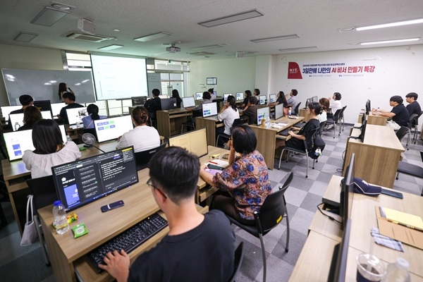 15일 경남정보대의 3일 만에 나만의 AI 비서 만들기 프로그램 강의 모습. 사진=경남정보대학교