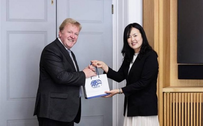 제라인트 리스 교수, 연구, 혁신 및 글로벌 참여 담당 부학장, 이윤진 산업부 부국장, 사진 제공: UCL