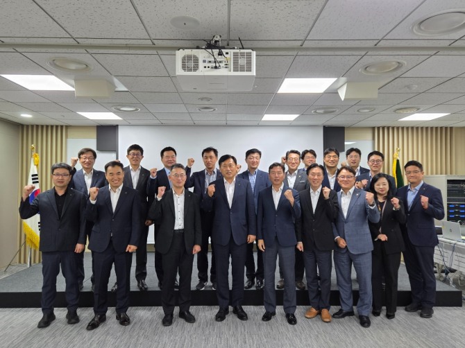농협금융은 15일, 서울시 서대문구에 위치한 농협손해보험 본사에서 「2025년 제3차 자산운용전략회의」를 개최했다. 황종연 부사장(앞줄 왼쪽에서 네 번째)과 임직원들이 자산운용 사업목표 달성을 다짐하고 있다. 사진=농협금융지주