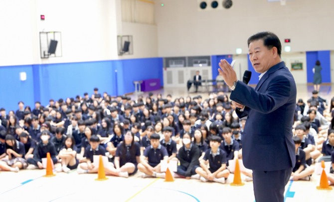 박승원 광명시장이 지난 15일 하안북중학교를 방문해 '2025년찾아가는 청소년 자치분권교실' 특별강사로 나서 2학년 학생들에게 자치분권에 대해 알기 쉽게 설명하고 있다. 사진=광명시