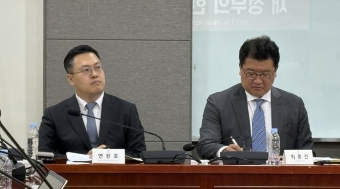 연원호 현대자동차그룹 GPO 글로벌경제안보실장(왼쪽)과 최종건 연세대 정치외교학과 교수가 16일 서울 여의도 국회에서 국회미래연구원이 개최한 ‘새 정부의 한미관계: 비전과 전략’ 포럼에 참석해 패널들의 의견을 듣고 있다. 사진=정승현 기자
