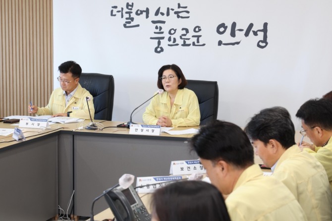 김보라 안성시장이 여름철 집중 호우 대비 점검 사항을 논의하고 있다. 사진=안성시