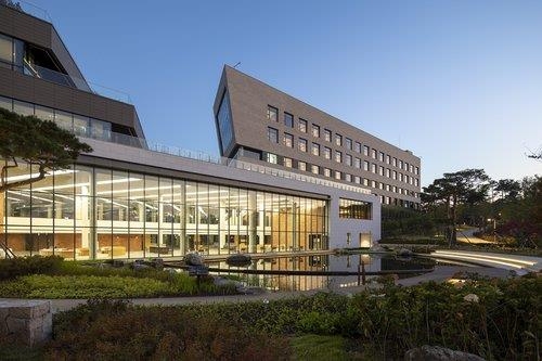 롯데그룹이 올해 하반기 사상 처음으로 1박2일(이달 16~17일)에 걸쳐 VCM(Value Creation Meeting·옛 사장단회의)을 열었다. 17일 업계에 따르면 신동빈 회장과 그의 아들 신유열 미래성장실장(부사장) 등 80여 명이 모여 각 계열사의 상반기 경영 실적을 점검하고, 목표 달성을 위한 하반기 경영 방침을 공유한 것으로 알려진다. 사진은 롯데인재개발원 오산캠퍼스 모습. 사진=롯데그룹
