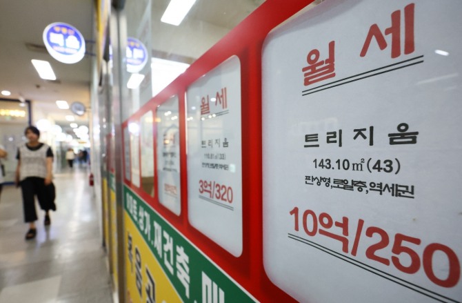 서울 시내 한 부동산 중개업소에 월세 매물 광고가 게시돼 있다. 사진=뉴시스