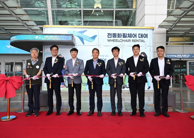 (왼쪽 세번째부터) 이재강 사단법인 그린라이트 회장, 이학재 인천공항공사 사장, 이항수 현대차그룹 부사장 등 주요 관계자들이 16일 '인천공항 교통약자 전동화 휠체어 대여소 개소식'에서 테이프 커팅식을 진행하고 있다. 사진=현대차그룹