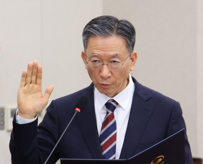 정성호 법무부 장관 후보자가 16일 서울 여의도 국회 법제사법위원회에서 열린 인사청문회에서 선서를 하고 있다. 사진=뉴시스