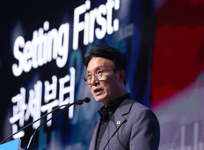 김민석 국무총리가 16일 경북 경주시 라한셀렉트 호텔에서 열린 제48회 대한상공회의소 하계포럼에 참석해 기조연설을 하고 있다. 사진=연합뉴스