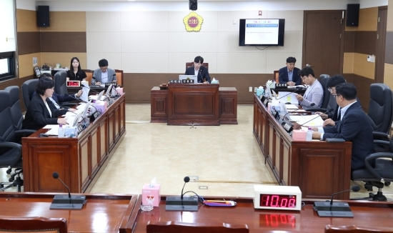 인천시의회 건교위에서 미추2구역 재개발 동의서 재징구 등 현안 점검에 착수한 모습. 사진=인천시의회
