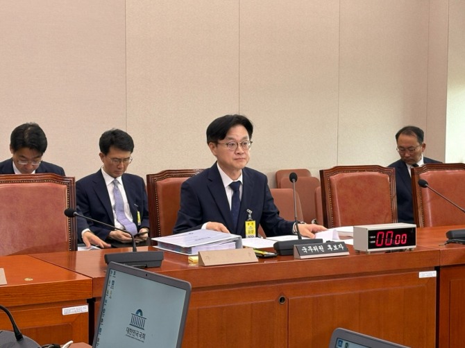 김정관 산업통상자원부 장관 후보자가 17일 서울 여의도 국회에서 국회 산업통상자원중소벤처기업위원회가 연 산업장관 후보자 인사청문회에 참석해 준비하고 있다. 사진=글로벌이코노믹
