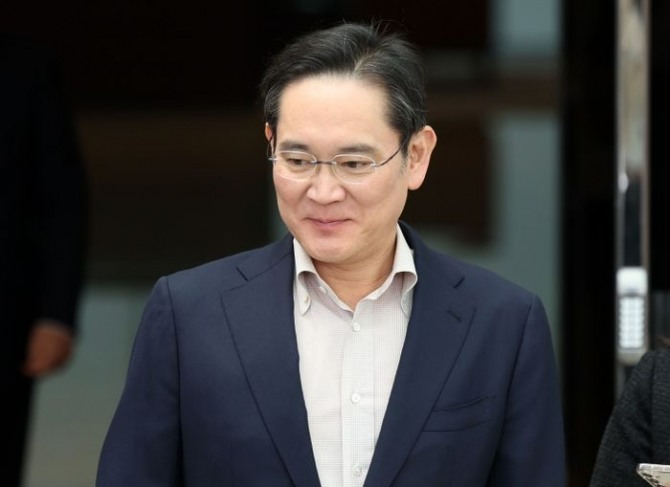 이재용 회장이 4월 해외 활동을 마치고 서울 강서구 김포비즈니스항공센터(SGBAC)로 귀국하고 있다. 사진=뉴시스