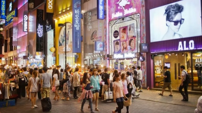 보행자들이 서울의 명동 쇼핑가를 거닐고 있다. 사진=AP/뉴시스