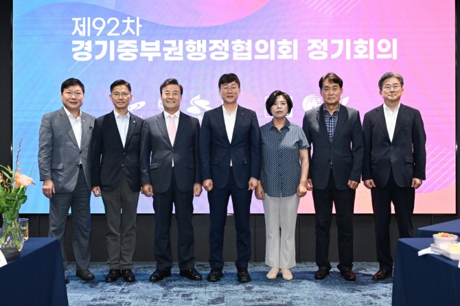 17일 이민근 안산시장(사진 가운데)를 비롯한 경기중부권행정협의회 참석자들이 회의를 마치고 기념촬영을 하고 있다. 사진=안산시