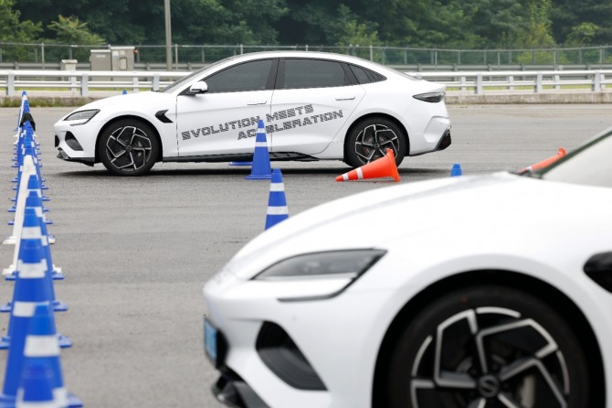BYD 씰이 용인 스피드웨이에서 짐카나 코스를 달리고 있다. 사진=BYD코리아 승용 부문
