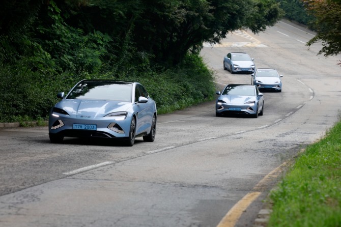 BYD 씰이 용인 스피드웨이 주변 도로를 달리고 있다. 사진=BYD코리아 승용 부문