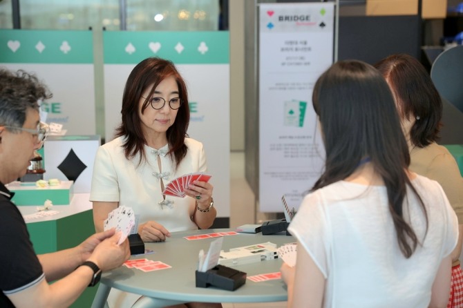 현대백화점은 지난 17일 서울 여의도 더현대 서울에서 열린 전략 카드게임 ‘브리지(Bridge)’ 토너먼트 대회가 성황리에 마무리됐다고 18일 밝혔다. 대회 모습. 사진=현대백화점