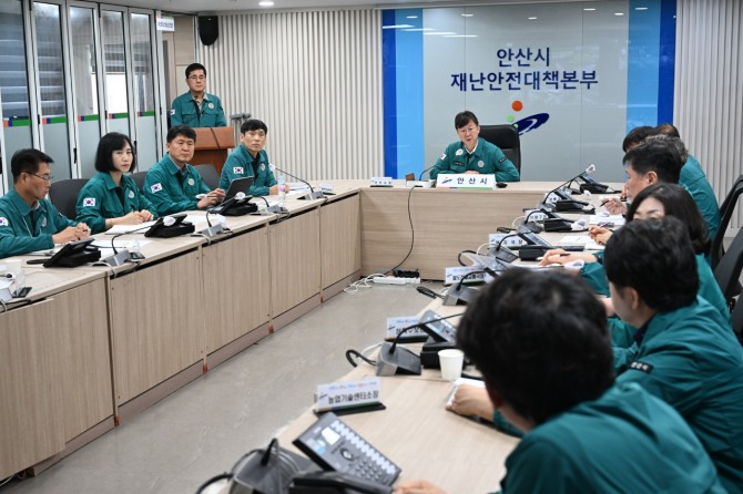 이민근 안산시장이 18일 오전 안산시재난안전상황실에서 집중호우 대응 상황 점검회의를 진행하고 있다. 사진=안산시