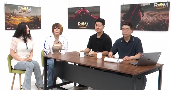 롬: 골든 에이지 2차 AMA 방송 화면을 캡처한 것. 왼쪽부터 MC를 맡은 코스튬플레이어 '도레미'와 '타샤', 김성군 위믹스플레이 온보딩 비즈니스 담당 실장, 엄원동 레드랩게임즈 PD. 사진=레드랩게임즈