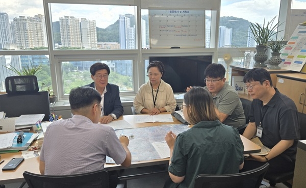 21일 정종복 기장군수(뒤편 좌측 첫 번째)가 기재부 관계자를 만나 정관선 예타 통과의 필요성을 설명하고 있다. 사진=기장군