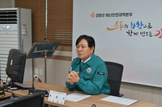  지난 16일 강화군 지역에 호우주의보가 발효된 가운데 재난안전대책본부 회의를 주재하는 박용철 강화군수.   사진=강화군