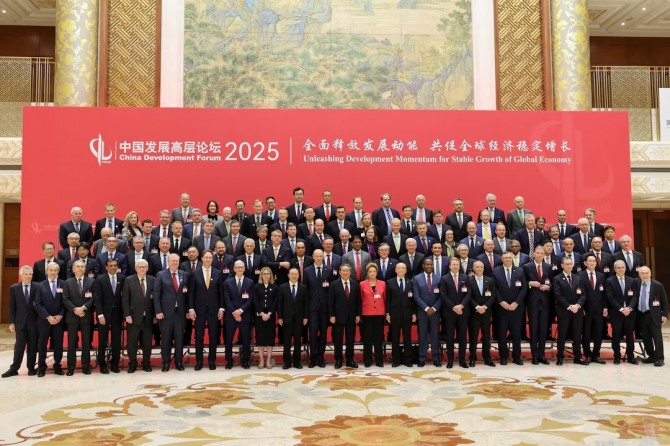 2025년 3월 23일, 중국 베이징의 댜오위타이 게스트하우스에서 열린 중국 발전 포럼 참석자들과 단체사진을 찍기 위해 포즈를 취하고 있는 리창 중국 총리. 사진=로이터