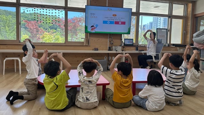 성남시 학교돌봄터 교실에서 아이들이 수업에 참여하고 있다. 사진=성남시