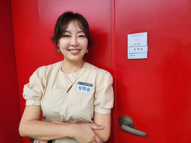 성희승 작가가 경기도 광주 영은미술관 제2전시장에서 개인전 ‘별을 새기다 Engraving the Stars’을 지난 19일 오픈해 관객을 맞이하고 있다. 성 작가가 연은미술관에 마련된 작업실 앞에서 환하게 웃고 있다. 사진=성희승 작가 제공