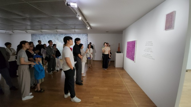 성희승 작가가 경기도 광주 영은미술관 제2전시장에서 개인전 ‘별을 새기다 Engraving the Stars’을 지난 19일 오픈해 관객을 맞이하고 있다. 성 작가가 작품을 설명하고 있다. 사진=성희승 작가 제공